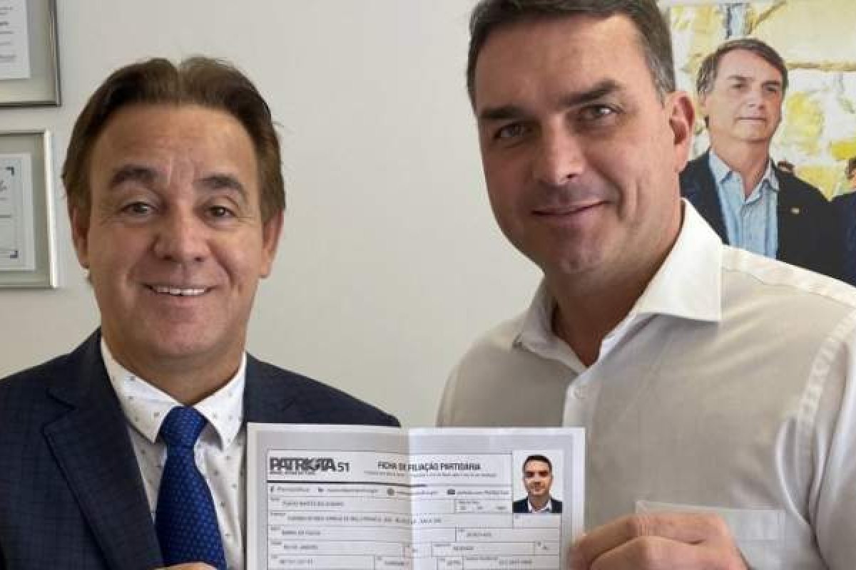 Após deixar Republicanos, Flávio Bolsonaro anuncia filiação ao Patriotas