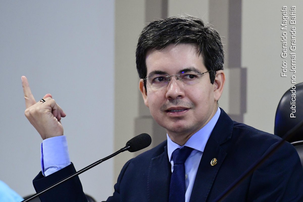 Randolfe Rodrigues protocola o pedido para convocação do presidente da CBF