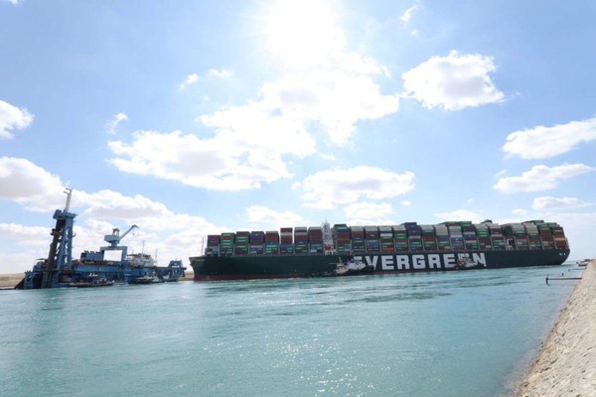 Canal de Suez reduz pedido de compensação para US$ 550 milhões
