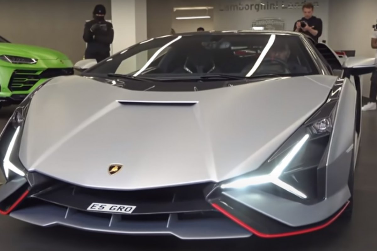 Vídeo: brasileiro chama atenção em Londres após retirar Lamborghini de R$ 20 milhões em concessionária
