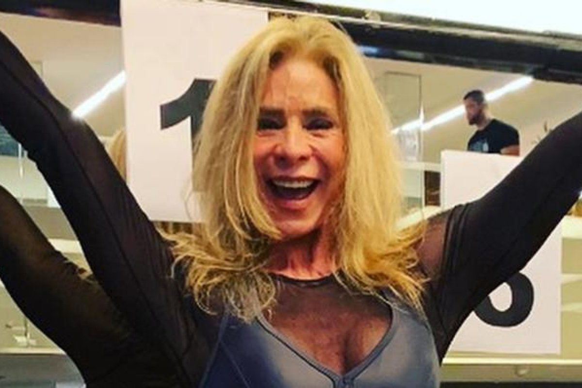 Aos 67 anos, mãe de Danielle Winits vence campeonato de musculação 