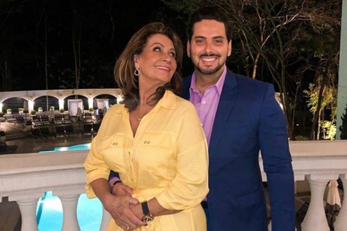 Ex-BBB de 73 anos aparece em foto ousada  com o noivo de 36 aninhos 
