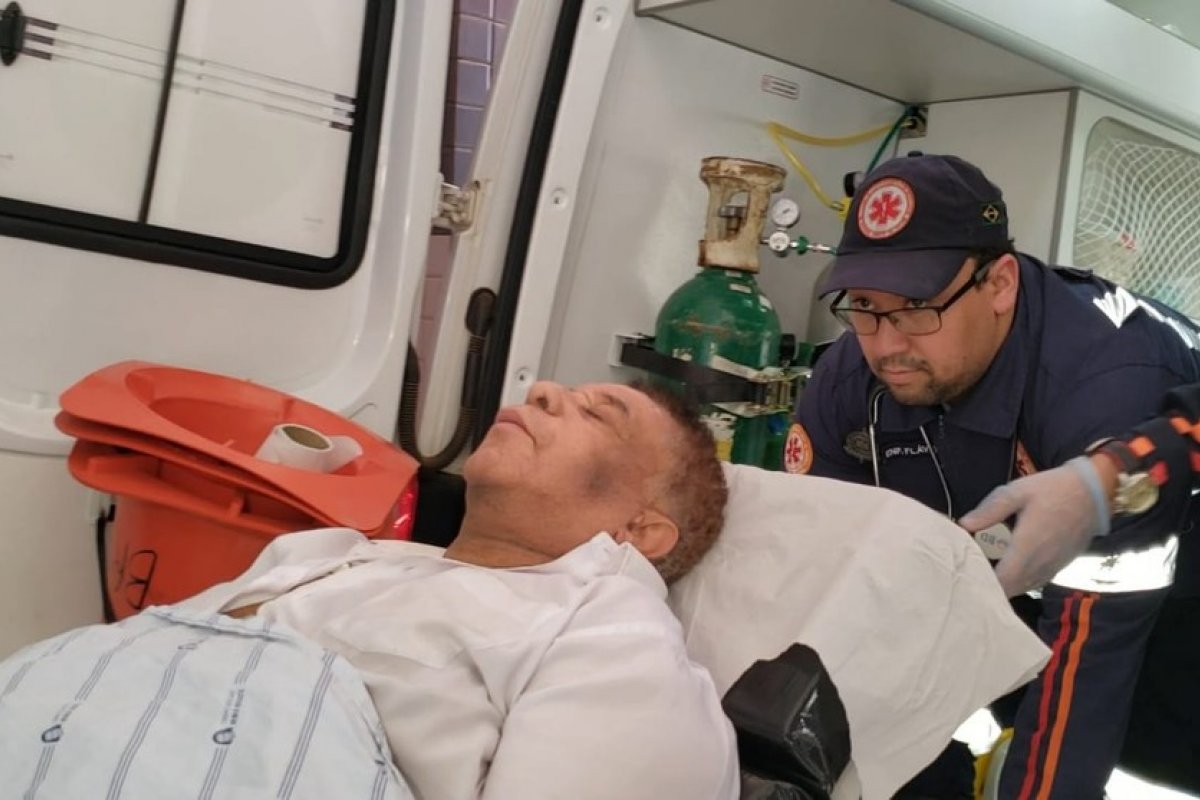 Agnaldo Timóteo respira com ajuda de aparelhos, diz boletim médico