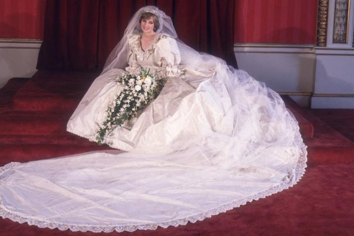 Vestido de noiva da princesa Diana é exibido em mostra de Londres