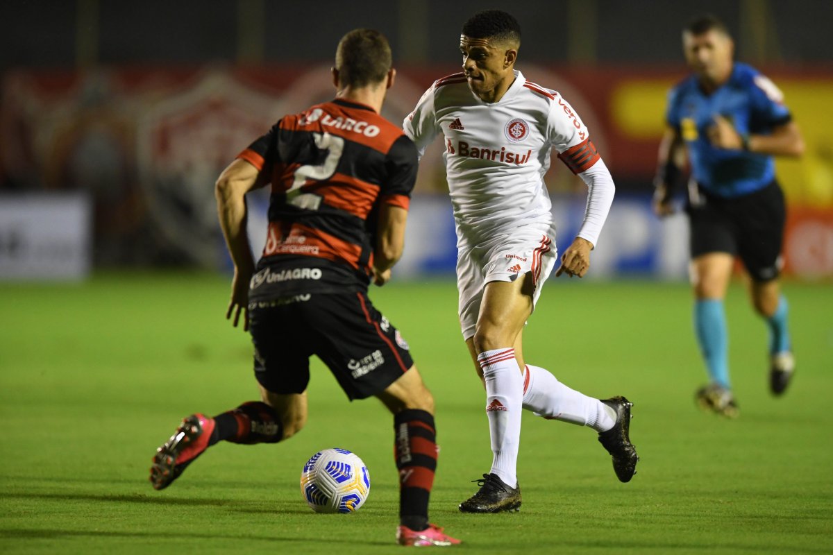 Vitória perde para o Internacional e se complica na busca por vaga na oitavas da Copa do Brasil