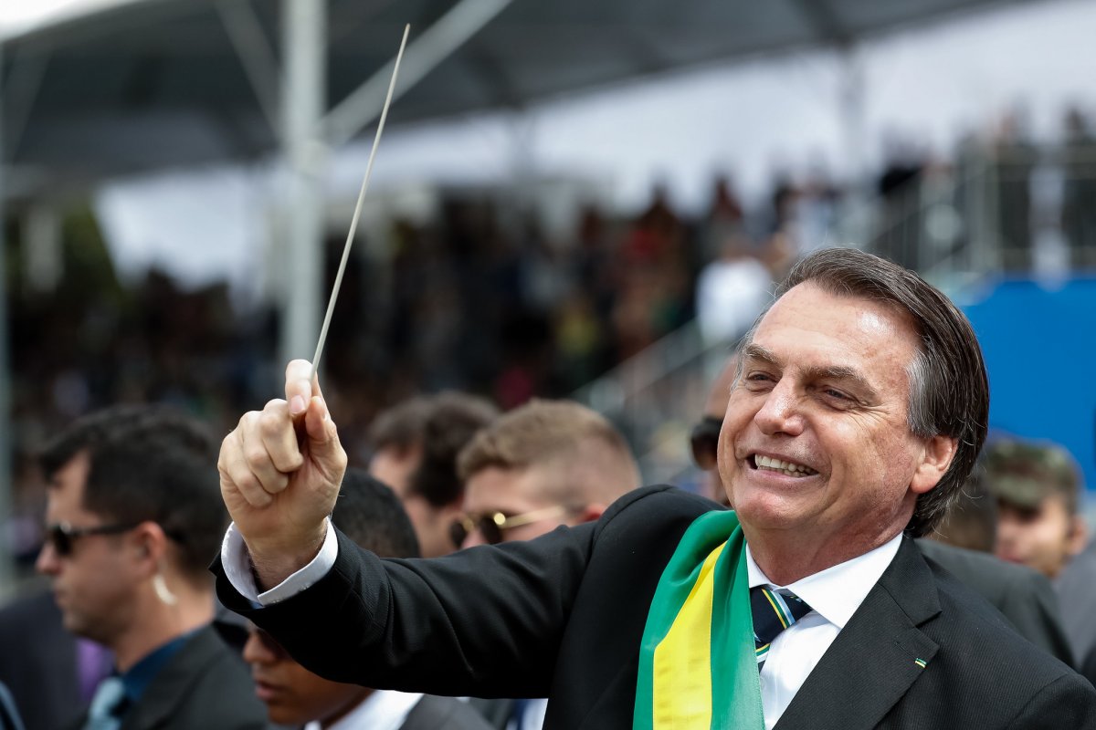 Cirurgia em Bolsonaro chega ao fim após cinco horas