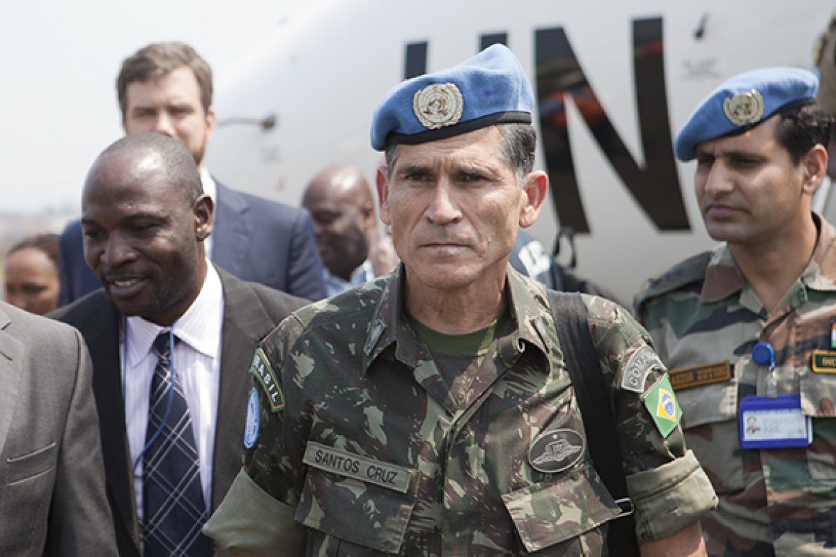 Vídeo: Nas redes sociais, General Santos Cruz faz criticas a Pazuello e decisão de livrá-lo de punição 