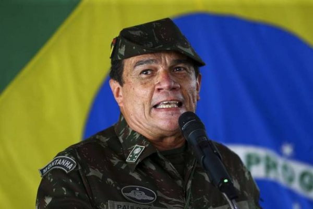 Comandante do Exército nega influência de Bolsonaro em decisão de poupar Pazuello