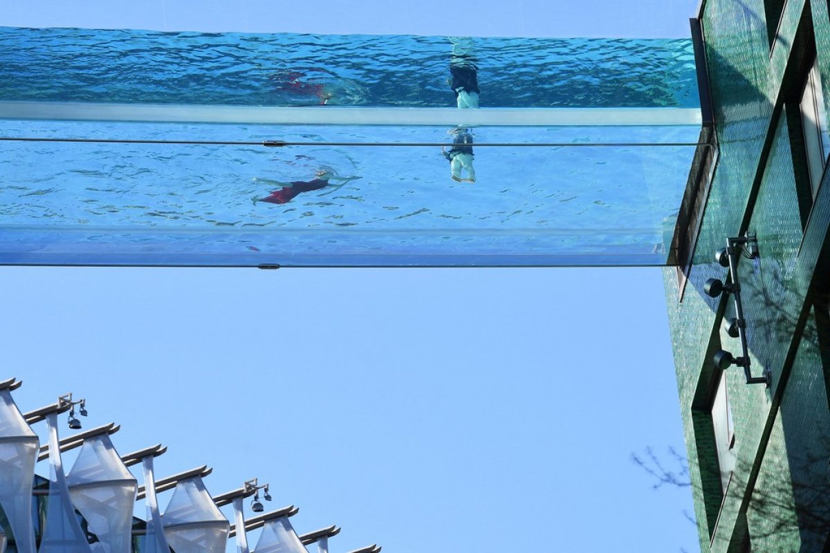 Piscina transparente e suspensa liga prédios em condomínio e causa polêmica por excluir parte dos moradores