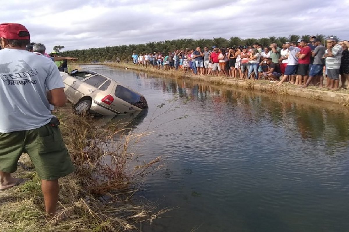 Quatro jovens morrem após carro capotar e cair em um canal de irrigação, em Juazeiro