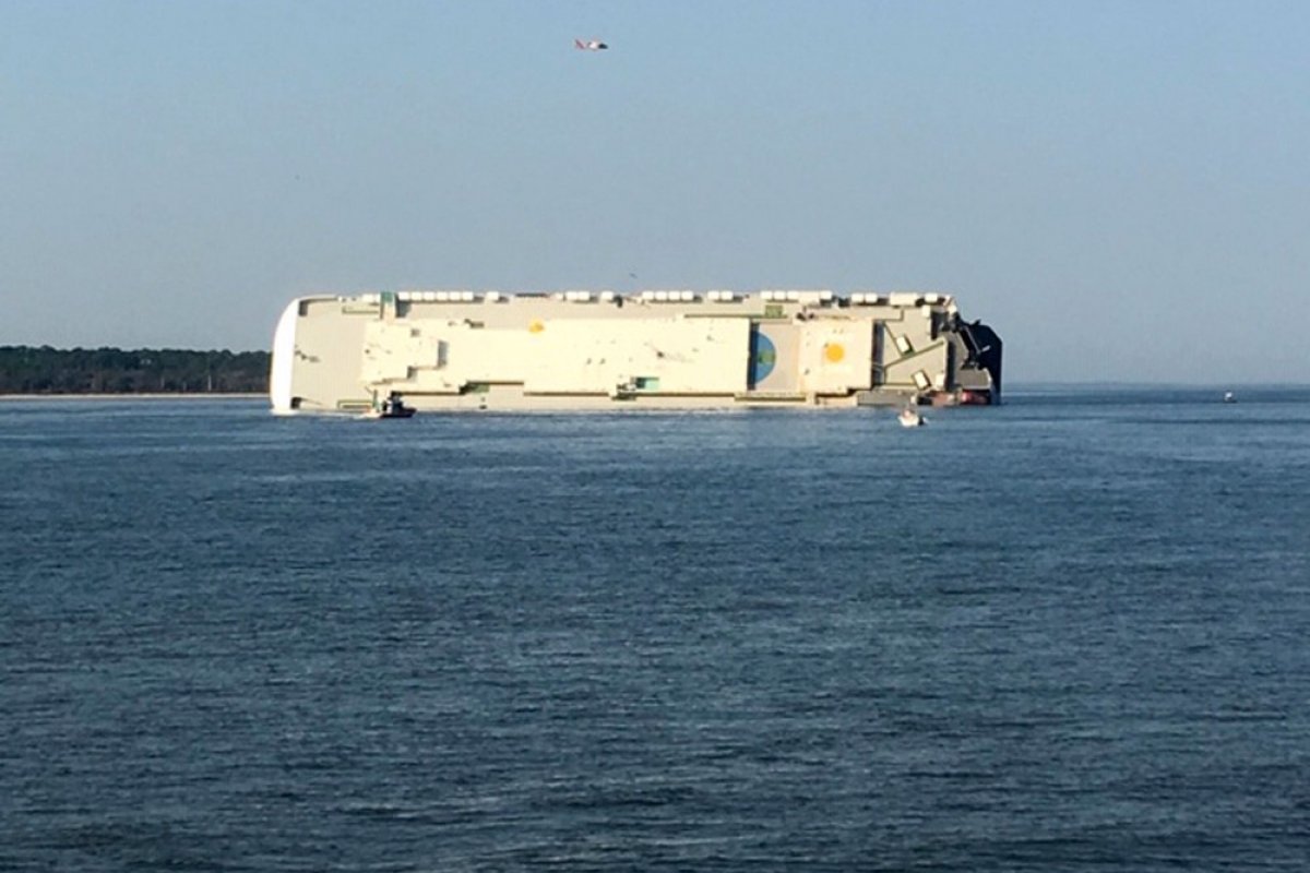 Navio tomba e deixa desaparecidos na costa dos EUA