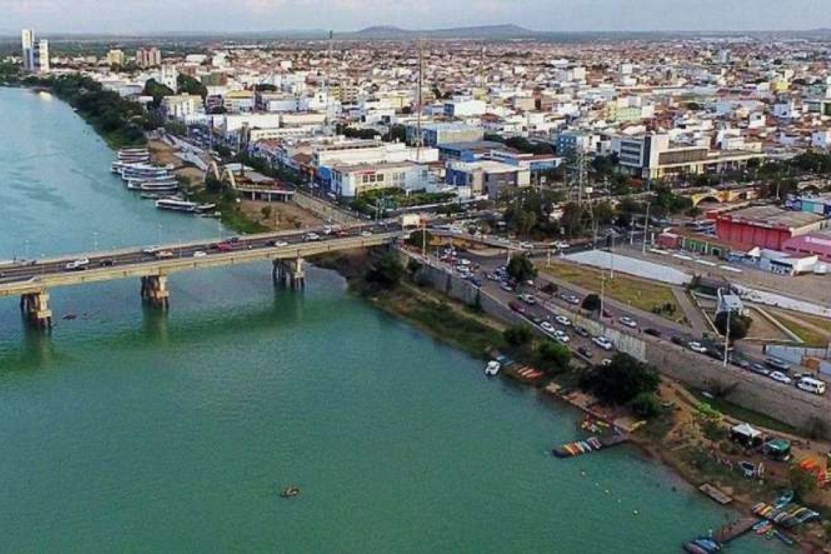 MP aciona ex-prefeito de Juazeiro por contratações irregulares