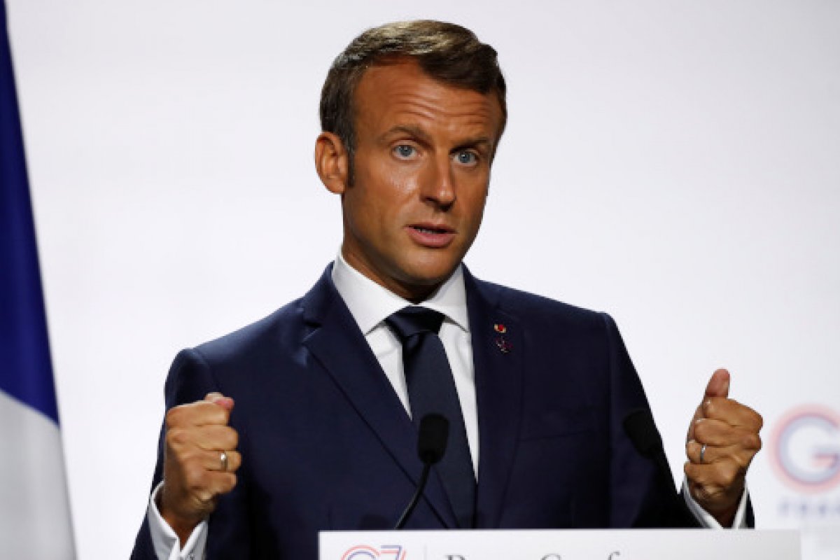 Vídeo: Presidente da França leva tapa na cara durante viagem ao sul da país