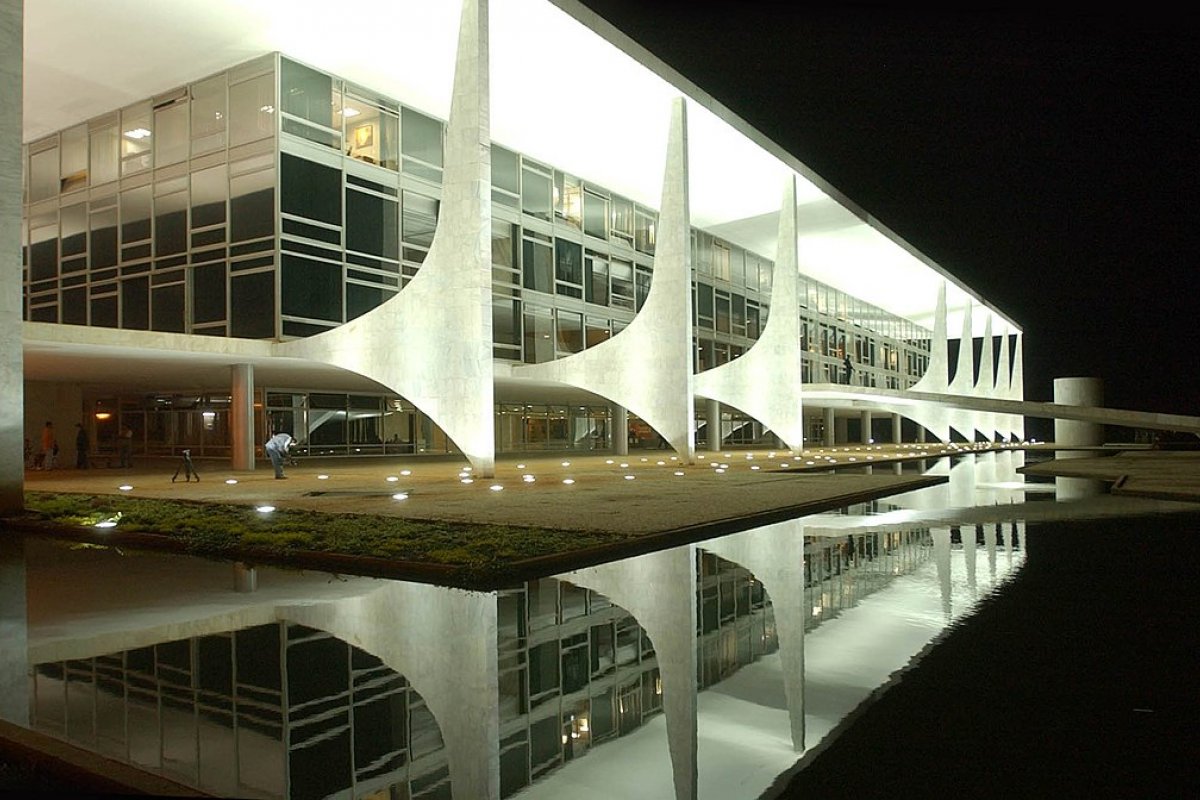 Secom debocha da Folha de São Paulo e do termo "despiora"