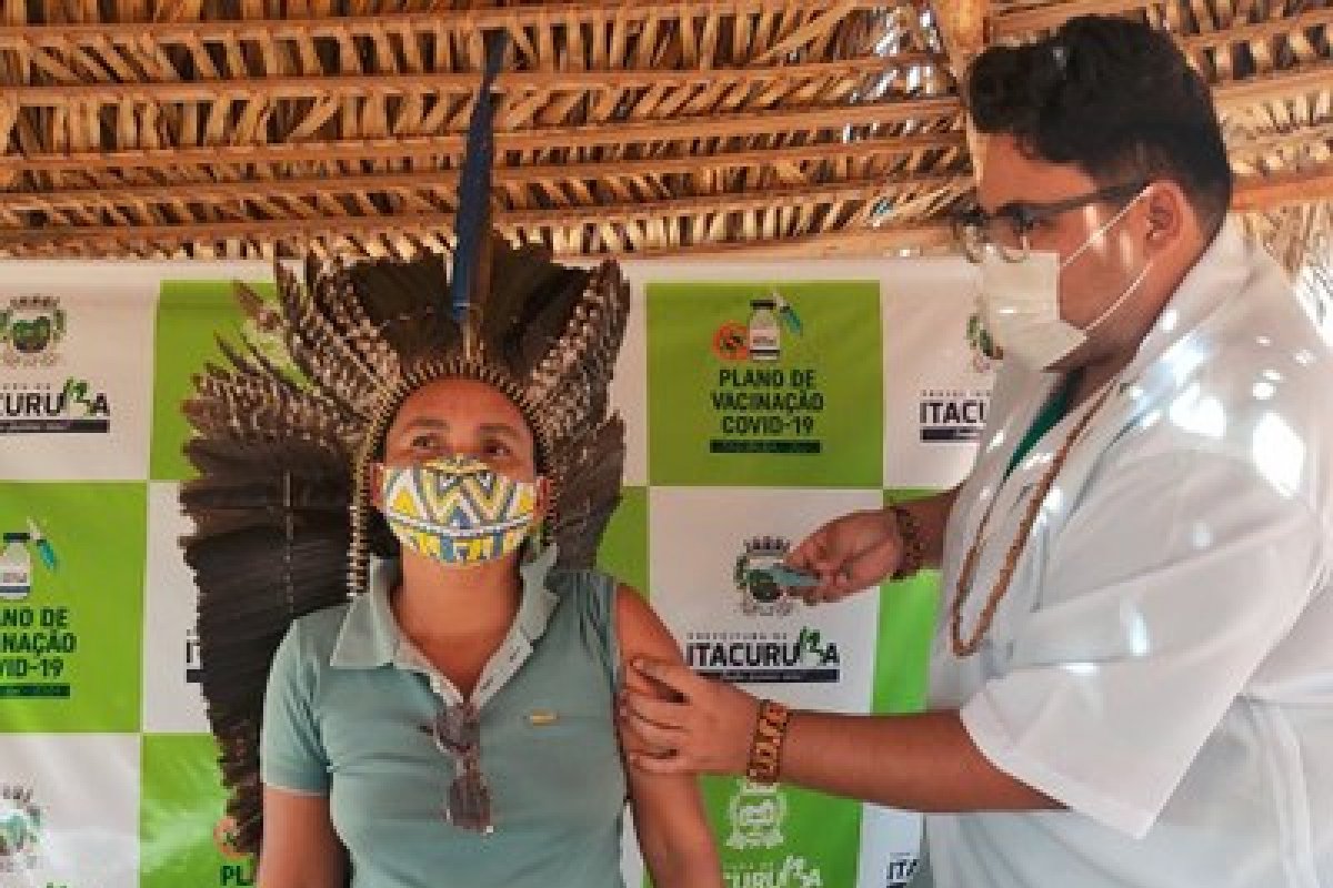 Vacinação de indígenas contra covid-19 é iniciada em cidade do Pernambuco