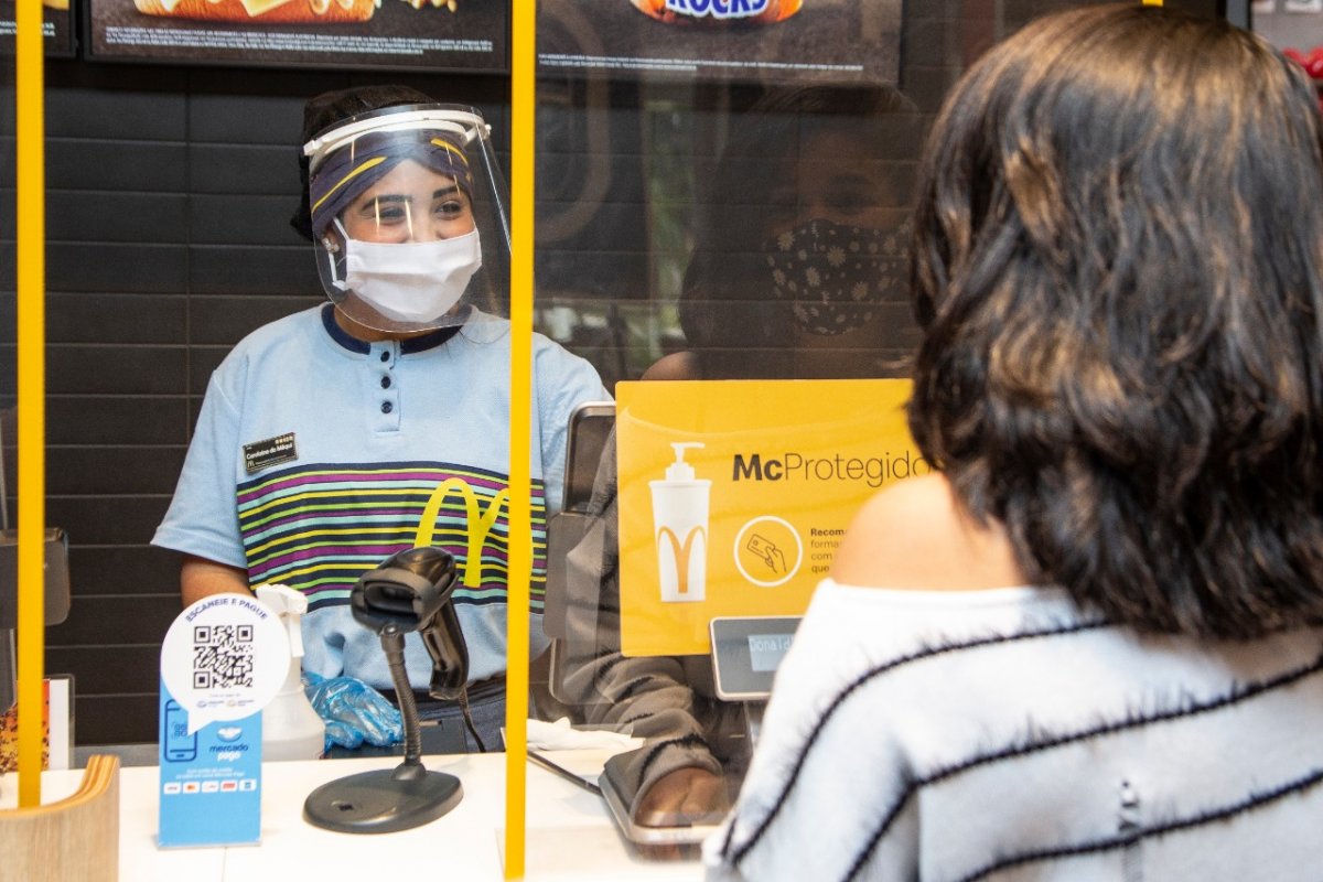 Como a operadora do McDonald's na América Latina removeu 40% do plástico de um só uso de seus restaurantes