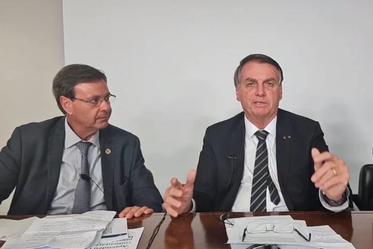 Bolsonaro volta a defender voto imprenso e critica presidente do TSE 