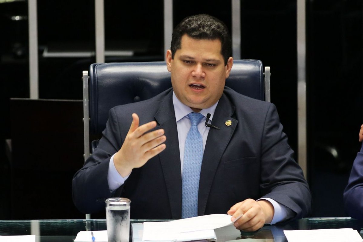 Presidente do Senado sinaliza que indicação de Aras será votada na semana do dia 22