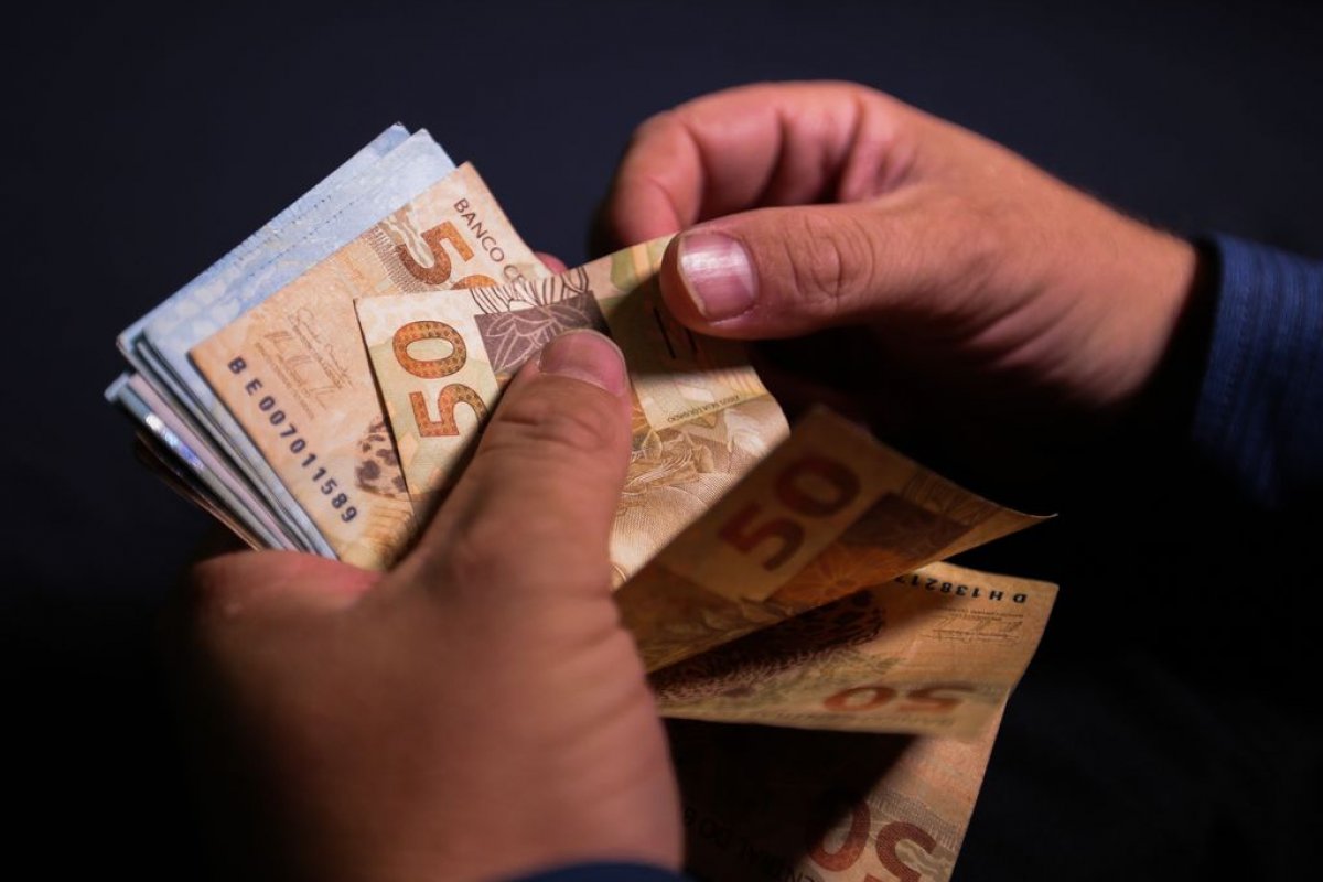 PL cria salário mínimo mensal de R$ 1.100 para desempregados