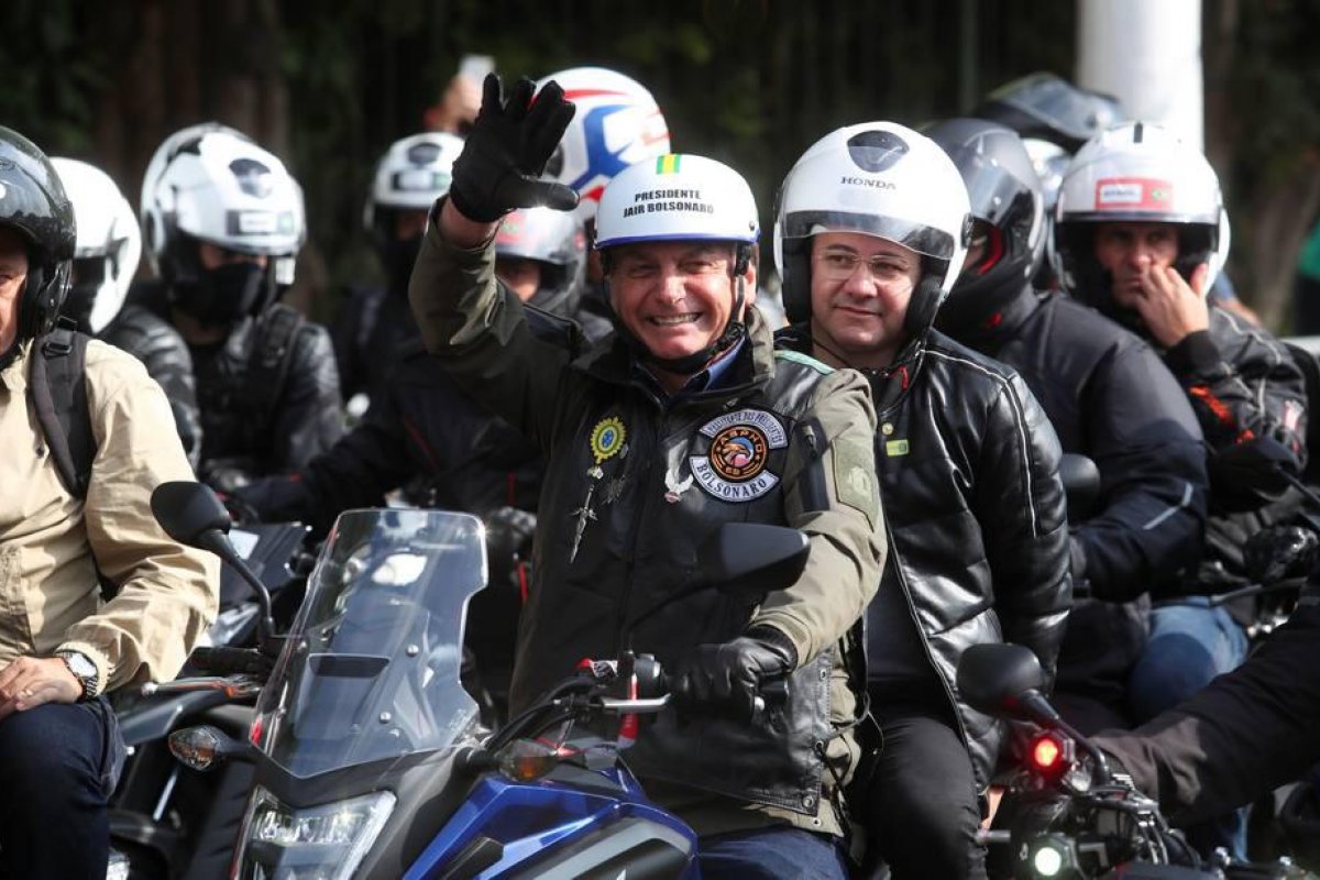 Vídeo: "Motociata" com a presença de Bolsonaro reúne milhares em São Paulo