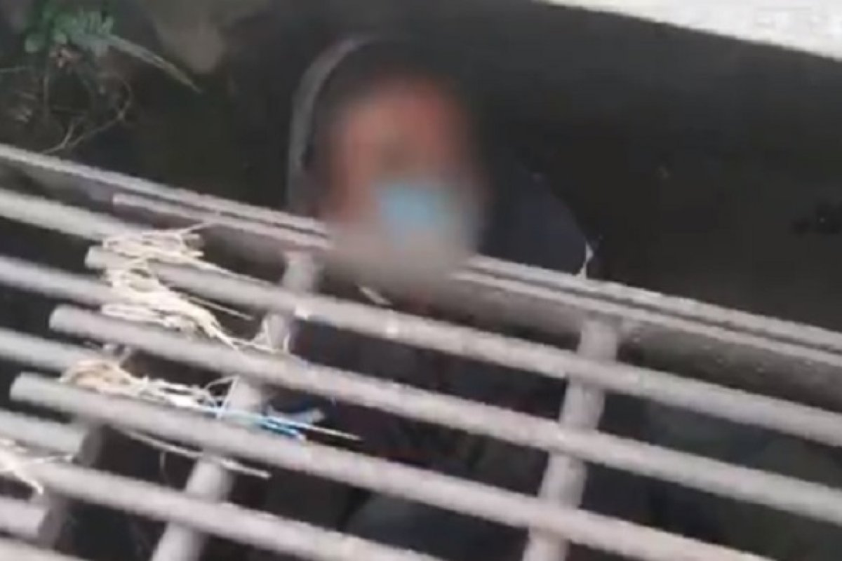 Policiais encontram morador em situação de rua que dorme dentro de bueiro em Jundiaí (SP)