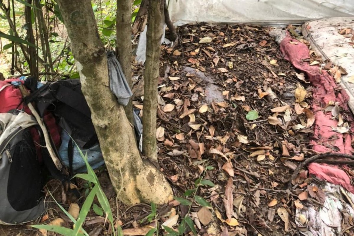 Suspeito de matar casal e filhos atira em quatro pessoas e ateia fogo em casa 