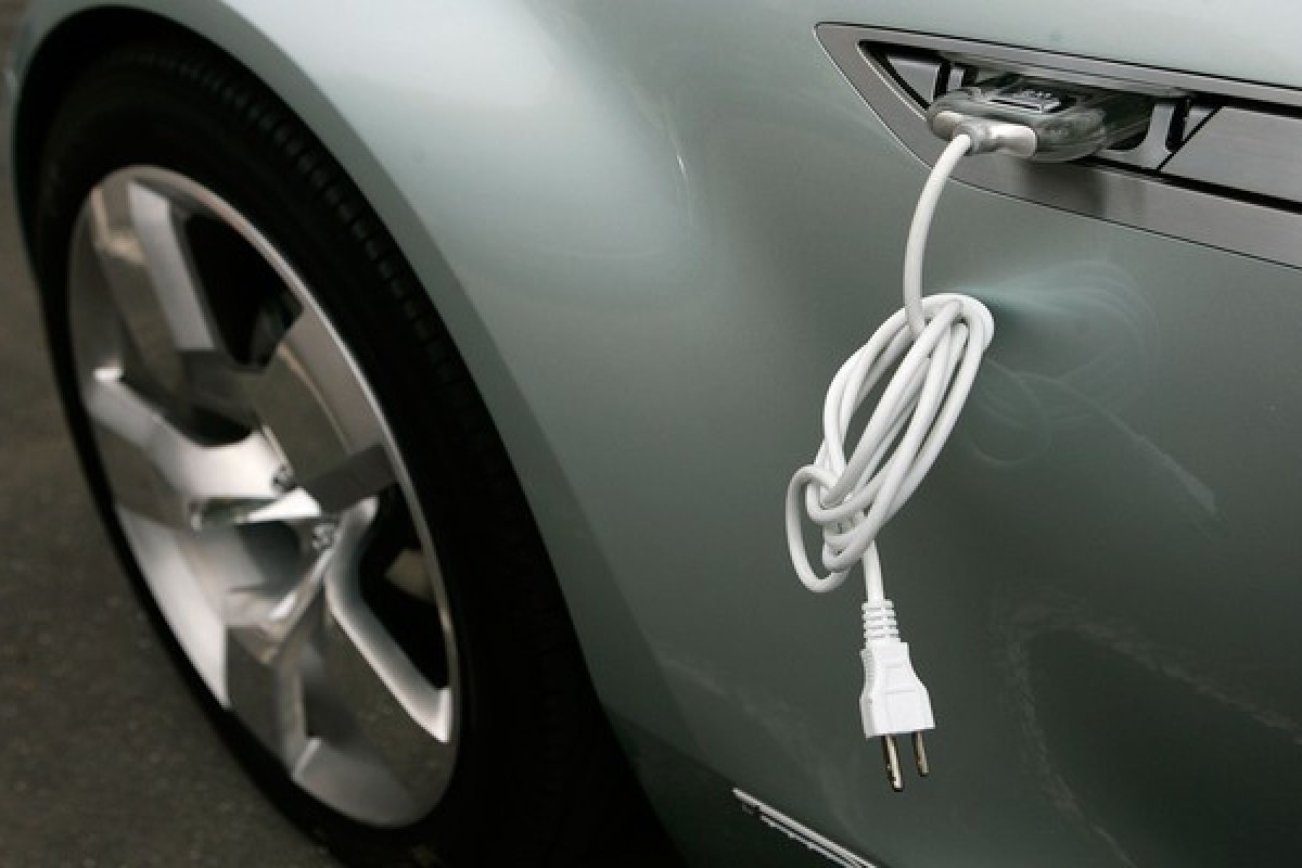 Vídeo: Proprietário de Tesla cria robô para conectar carregador de carro elétrico sozinho