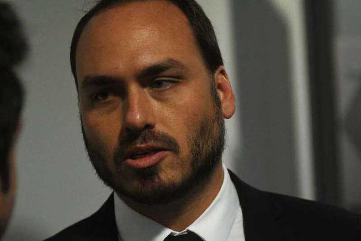 Carlos Bolsonaro pede licença 'sem remuneração' da Câmara no Rio