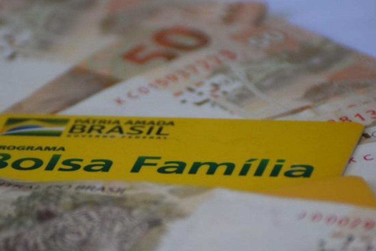Bolsonaro confirma aumento do Bolsa Família para R$ 300 e diz que está 'praticamente acertado'
