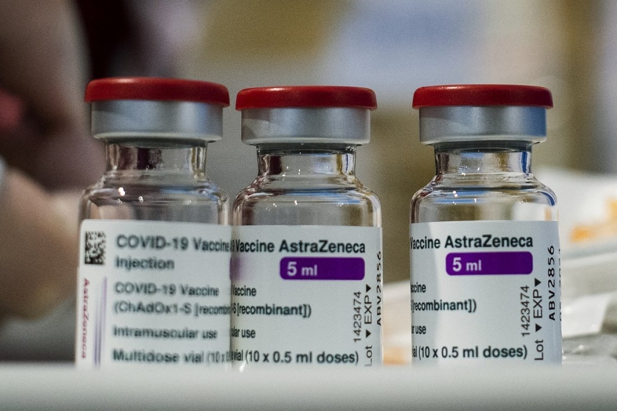 AstraZeneca afirma que reações à vacina já são esperadas e podem ser combatidas com medicamentos 