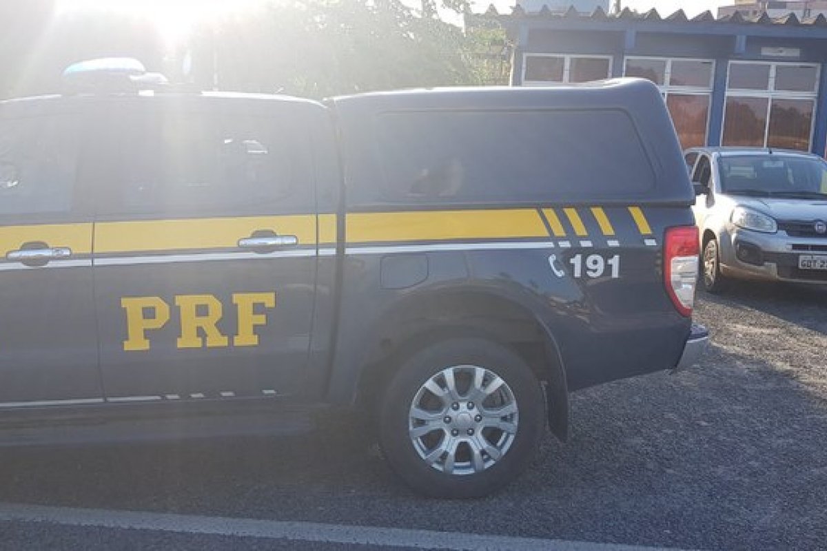 PRF recupera carro com registro de apropriação indébita em Simões Filho 
