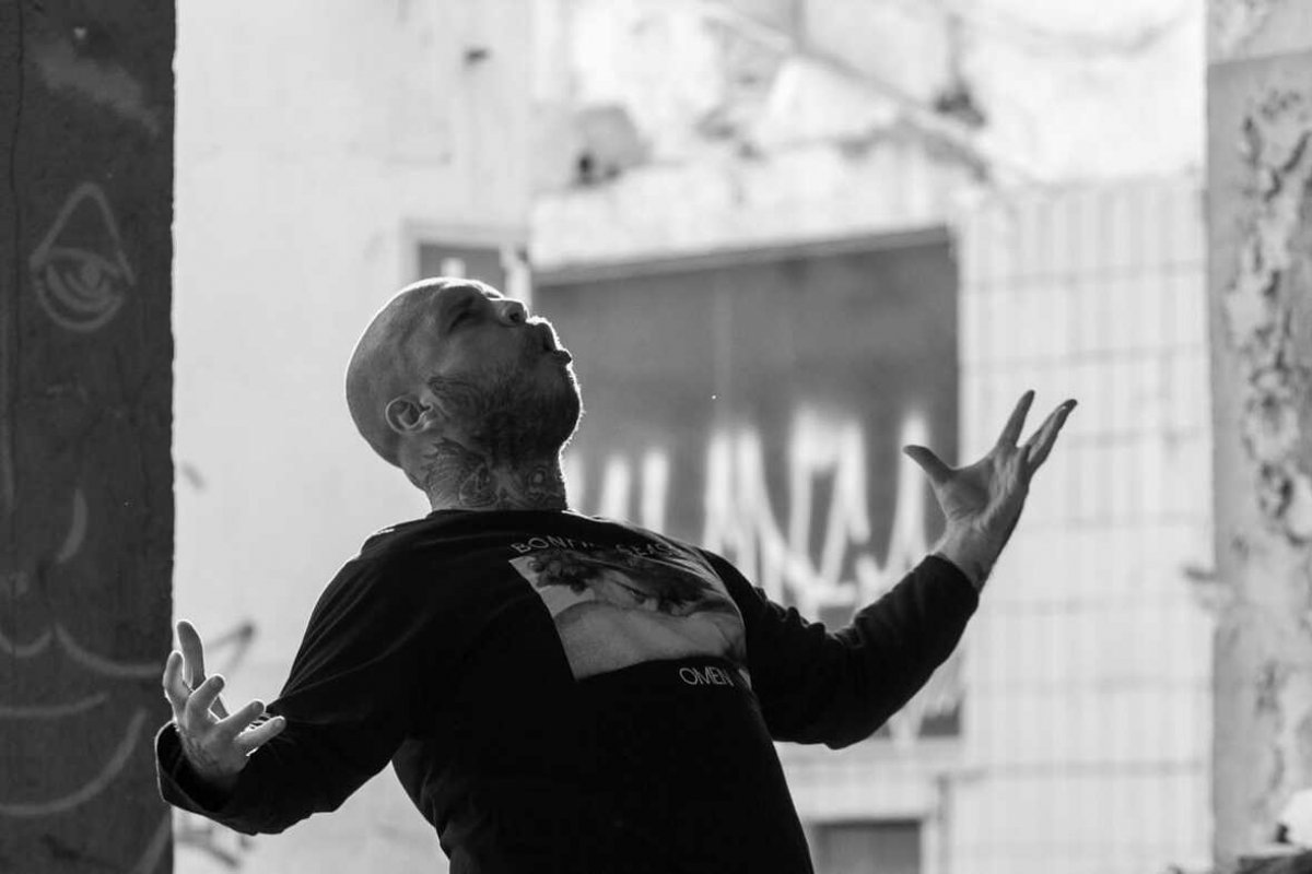 Bonfire Season lança clipe que aborda formas e traumas de violência 