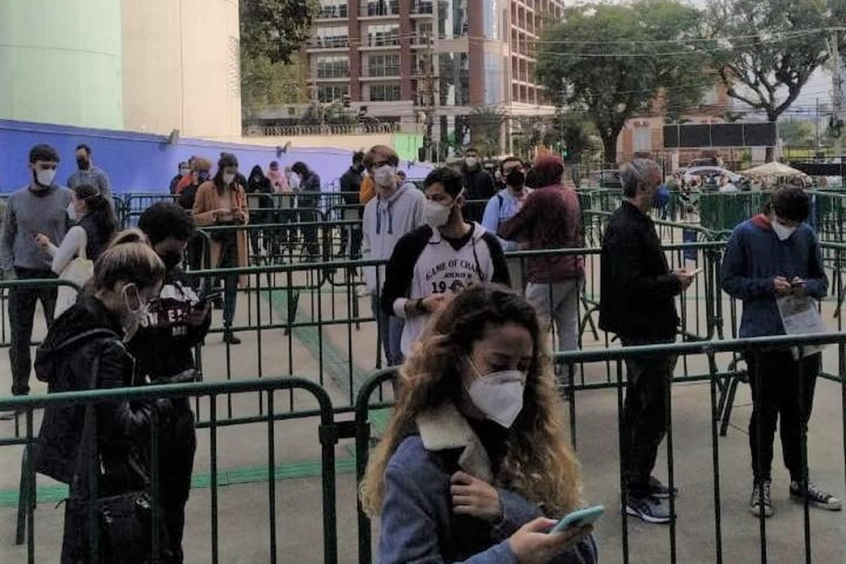 Maiores de 18 anos podem se cadastrar para "xepa" da vacina em SP nesta sexta (18)