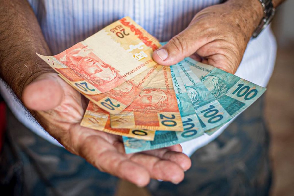Trabalhadores devem realizar saque do abono salarial até 30 de junho
