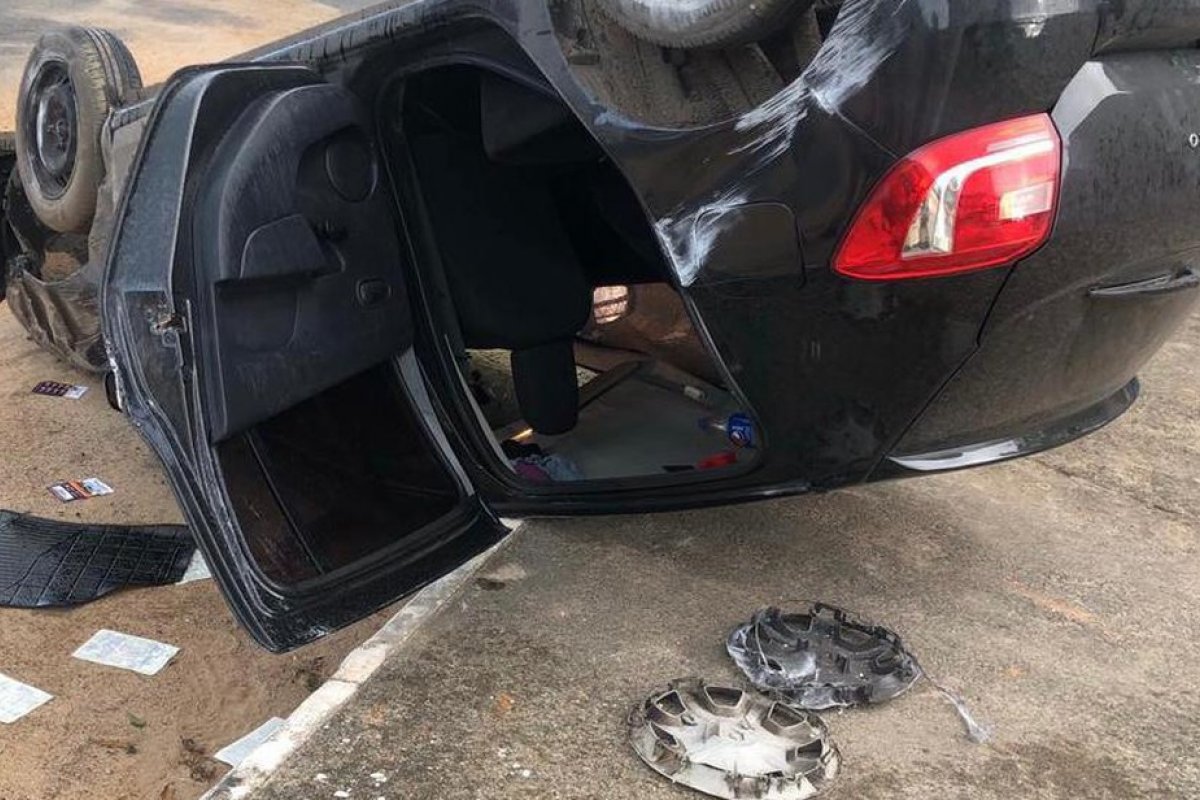 Dupla suspeita de assaltar farmácia é presa após capotar carro durante perseguição em Salvador