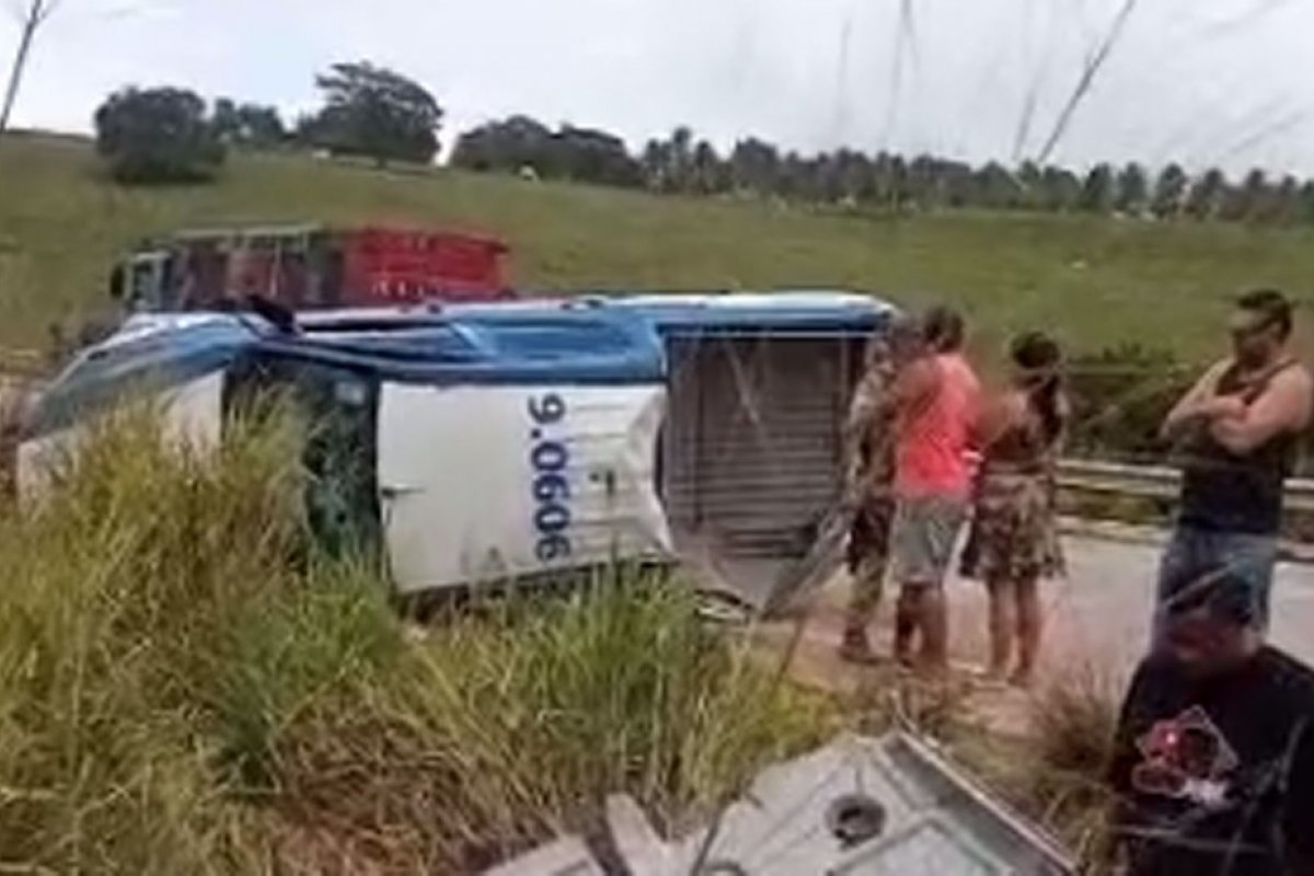 Duas pessoas morrem e outras sete ficam feridas após capotamento de viatura da PM