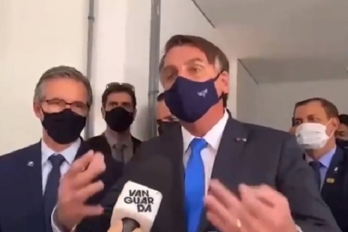 Vídeo: "Jornalismo canalha", dispara Bolsonaro para repórter da Globo 
