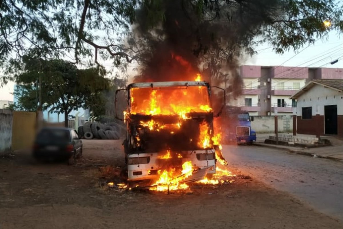 Carreta pega fogo no oeste da Bahia
