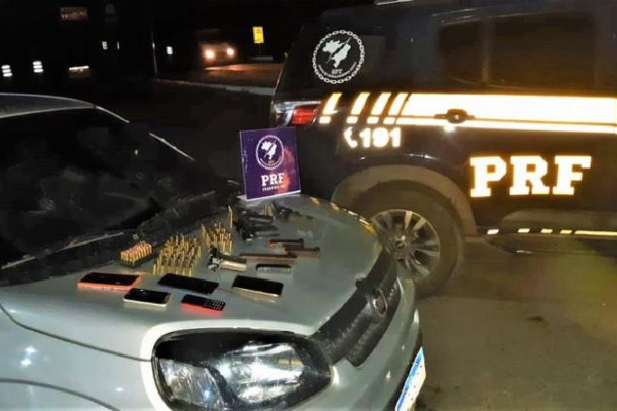 Presos cinco suspeitos com armas, munição e veículo roubado em Itabuna 