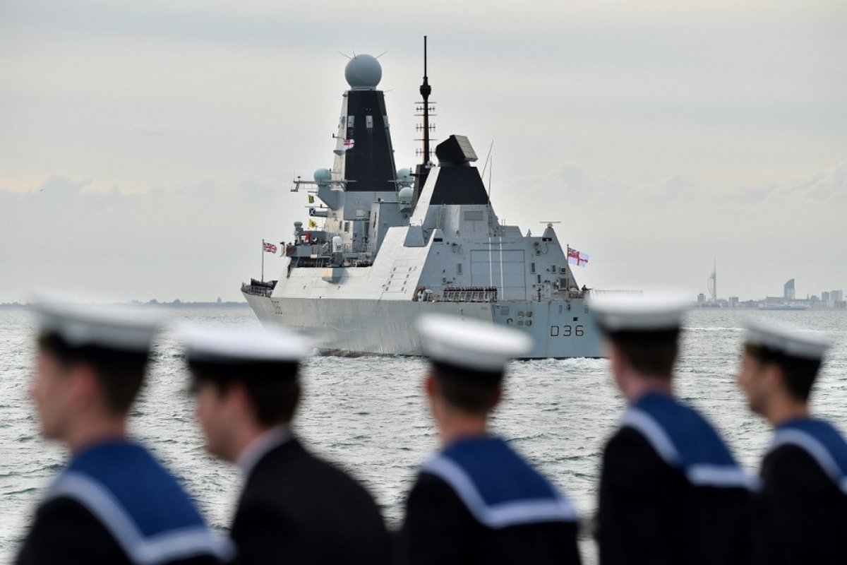 Rússia lança disparos de advertência contra navio britânico