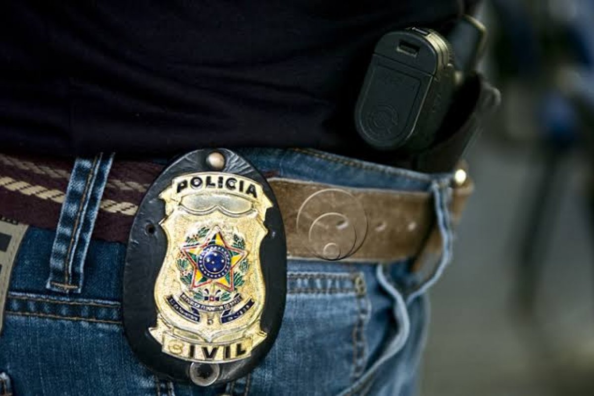 Homem é preso por jogar cachorro da janela do próprio carro