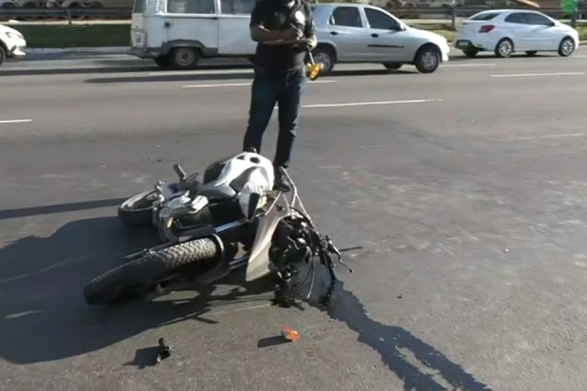 Motociclista fica ferido após cair de moto no bairro de Cajazeiras, em Salvador