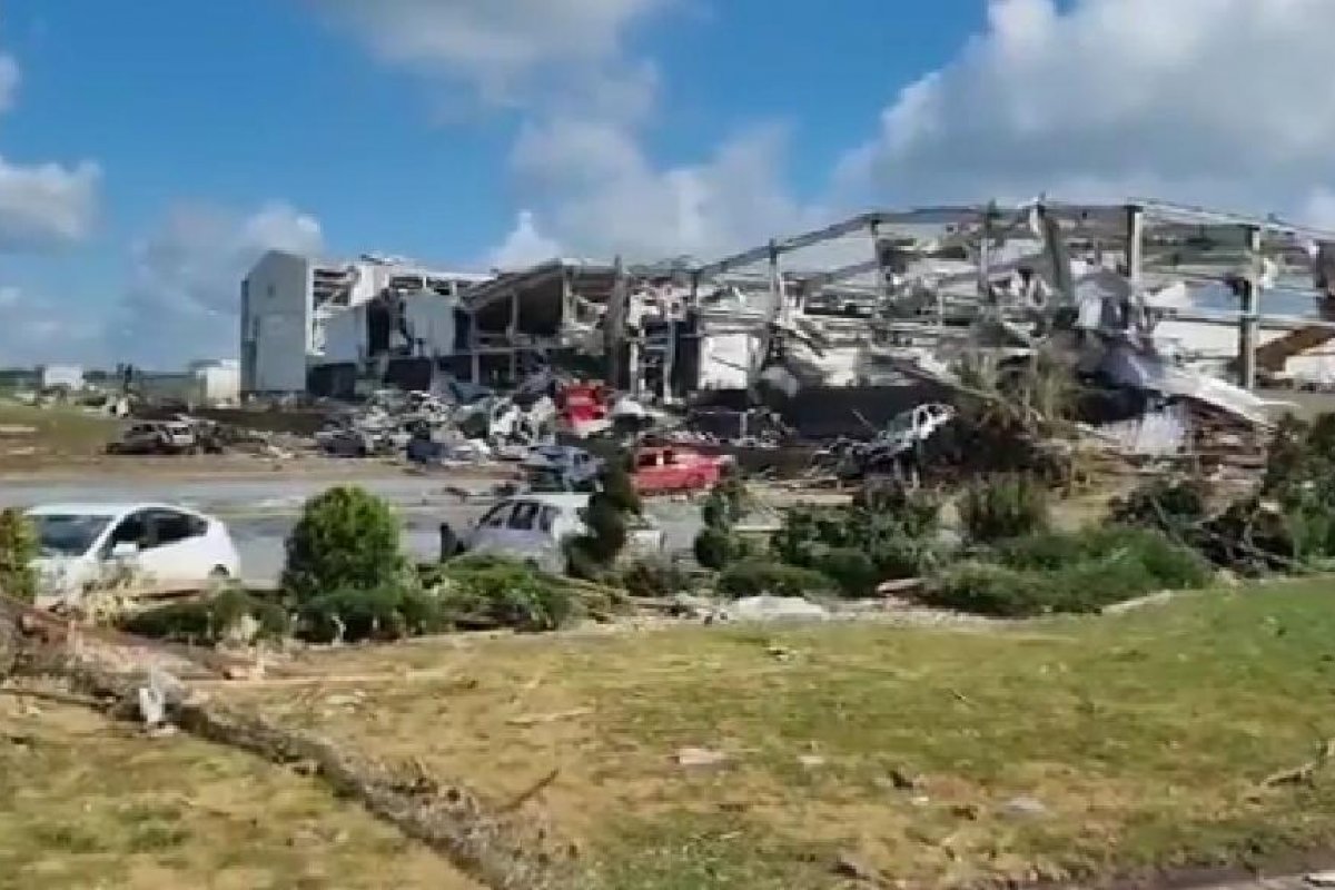 República Theca registra ventos de mais de 300 km/h e deixa três mortos