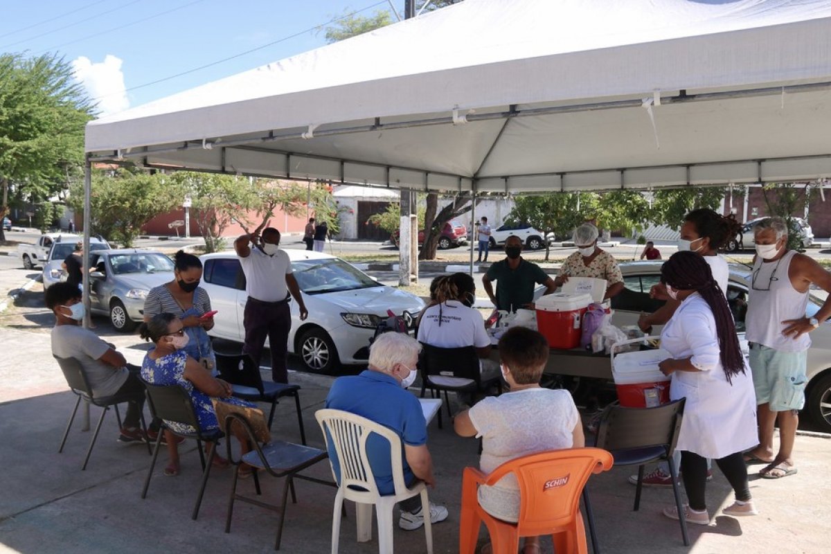 Lauro de Freitas vacina pessoas de 50 anos ou mais contra a Covid-19 nesta sexta-feira (25)