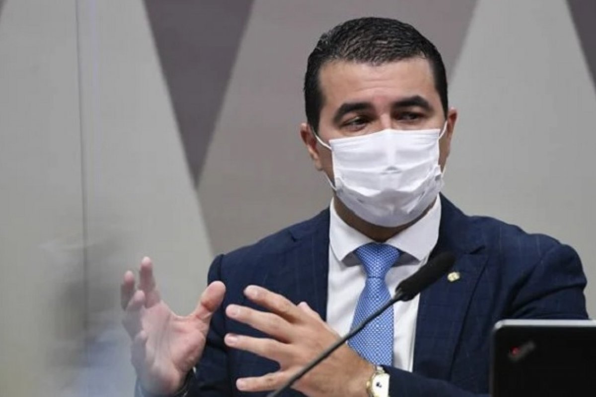 À CPI, Luis Miranda diz que alertou Eduardo Bolsonaro sobre caso da Covaxin