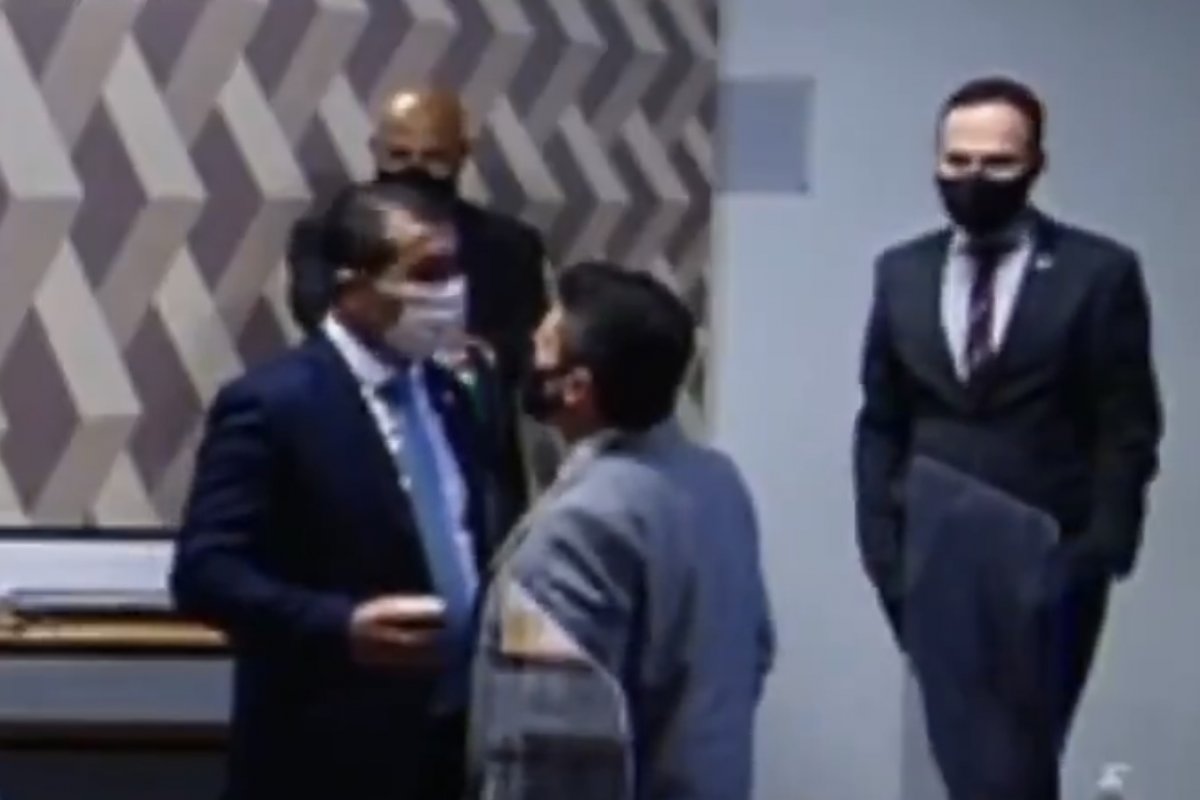 Vídeo: Luis Miranda e senador Marcos do Val desentendem durante intervalo da sessão 