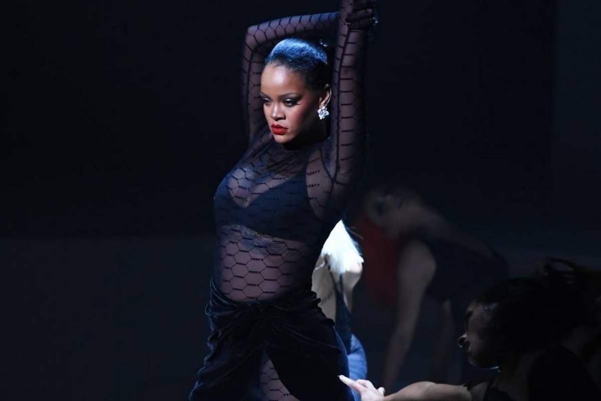 Rihanna não para: desfile de sua marca de lingeries conta com celebs e música brasileira! 