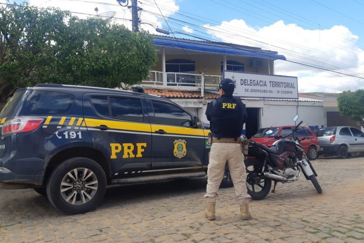 Homem é parado pela PRF e levado para a delegacia após equipes constataram diversas irregularidades 