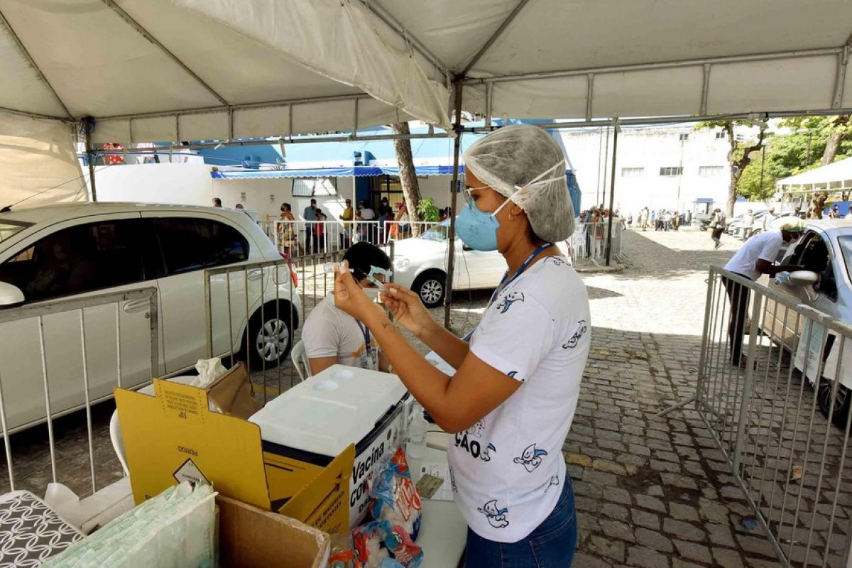 Pessoas com 44 anos começam a ser vacinadas contra Covid-19 em Salvador nesta segunda-feira (28)