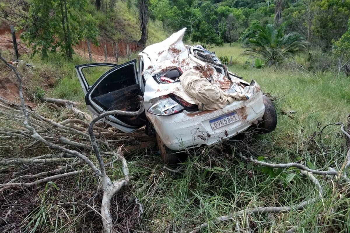 Mãe e filho morrem em acidente em trecho de Teixeira de Freitas, na Bahia 